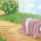 Texte: Traurig trabt Rosa weg, zum Schultor... Hauptsache weg! Illustration eines Einhorns mit rosa Mähne.