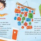 Text: "1 DIE WICHTELTÜR. Leo hopst aus dem Bett. Juhu, juhu – Advent ist da!" Ein fröhlicher Junge zeigt auf Adventskalender.