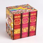 "One Piece Episode Wholecake Island" Titel auf drei roten Buchrücken. Farbig gestreifte Box mit Cartoon-Illustrationen.