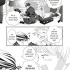 Ein Klassenzimmer mit drei Schülern in Uniformen, die sich unterhalten, lachen und ihre Instrumente studieren.