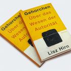 Ein Buchcover in Gelb und Weiß mit schwarzem Rechteck und dem Titel: "Gehorchen: Über das Wesen der Autorität". Autor: Lisz Hirn.