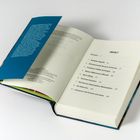 Eine aufgeschlagene Buchseite zeigt das Inhaltsverzeichnis mit Kapiteln und Seitenzahlen. Eine blaue Buchklappe ist sichtbar.