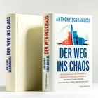 Auf dem Buchcover steht: ANTHONY SCARAMUCCI, DER WEG INS CHAOS. Darunter Skyline-Illustration in Rot und Blau.