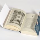 Ein Buch zeigt die Seite 44 mit einem Kapitelanfang und einer Illustration eines Raums. Ein Lesezeichen ragt heraus.