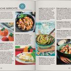 "Typische Gerichte" steht oben. Links sind Arancine und Caponata beschrieben, rechts Involtini und Pasta alla Norma. Bilder von Speisen.