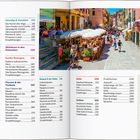 Links ist ein Inhaltsverzeichnis mit Themen zu Italien. Rechts eine farbenfrohe Straße in Vernazza mit Menschen und Cafés unter Sonnenschirmen.