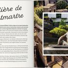 "Cimetière de Montmartre" steht oben. Eine Katze sitzt auf einem Grab, umgeben von Pflanzen auf einem Friedhof.