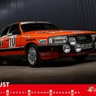 "August" steht über einem Kalender. Ein Rennwagen mit Aufschriften: "Jägermeister", "Castrol", "Michelin", Nummer 10.