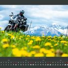 "Ride", Kalender zeigt August 2023. Motorradfahrer auf blühender Wiese, schneebedeckte Berge im Hintergrund.