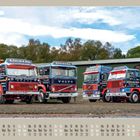 Oben: "R. Taylor & Sons" auf vier klassischen Trucks. Unten: Kalender für Oktober 2027. Hintergrund: grüne Gebäude, Bäume.