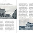 "1878 | Inkrafttreten der »Bahnordnung für Eisenbahnen untergeordneter Bedeutung«"  
Links: Ein altes Bahnhofsgebäude in Lüchow, Menschen und Waggons.  
Rechts: Text über historische Eisenbahnverordnungen. Unten: Bild eines Bahnhofs in Plau i. M.
