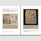 Text oben links: "ISIDI SACR." Links Illustration von zwei Schlangenmenschen. Rechts eine Skulptur mit Schlangen und Figuren.