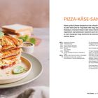 Titel: "Pizza-Käse-Sandwiches". Zutaten und Zubereitungstext. Links gestapelte Sandwiches mit geschmolzenem Käse und Basilikum oben.