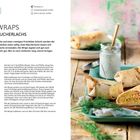 "36 g Eiweiß pro Portion. Knusprige Wraps mit Rührei und Räucherlachs. Rezeptbeschreibung mit Zutatenliste. Foto: Teller mit gefüllten Wraps, Dip und Kräutern."