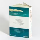 Auf einem Buchrücken steht "ERZÄHL MIR ALLES" von Elizabeth Strout. Ein Zitat erwähnt Kontrolle über das Leben.