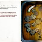 Links Text: „Nee, Freunde!“, sagte er. „Nicht verzagen, Connor fragen. Ich sehe sofort, wie wir den Volatus starten können.“

Mittig: Aufgabe zur Unterstützung der Scouts durch Beobachtung von Drehrädern; Richtung für sicheren Start des Volatus ermitteln.

Rechts Illustrationen: Zahnräder, Hebel mit Anzeige L/R und einem Totenkopf- und Schloss-Symbol.