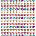 Illustration bunter Edelsteine und goldener Sterne in Reihen angeordnet. Herzen, kreisförmige Edelsteine in verschiedenen Farben.