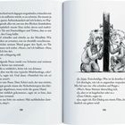 Zwei Kinder sitzen auf dem Boden, getrennt durch eine Tür, und sprechen miteinander. Sie wirken besorgt.