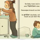 Links steht "Wo ist Hasi?" Rechts wird beschrieben, dass ein Baby nicht allein aufs Töpfchen kann. Zwei Kinder, eines wechselt eine Windel. Ein Junge sucht etwas.