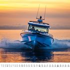 4, darunter eine Monatsübersicht. Ein Motorboot fährt auf einem ruhigen Meer, umgeben von einem farbenfrohen Sonnenuntergang.
