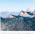 April-Kalender; Gebäude mit wellenförmigem Dach; Hafenkräne und Windräder ragen aus dichtem Nebel empor.