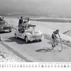 Der Text beschreibt die 18. Etappe der Tour de France 1958 am Mont Ventoux. Ein Radfahrer wird von Autos begleitet.