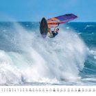 Kalenderblatt für April mit einem Windsurfer, der in der Luft über einer brechenden Welle schwebt.