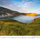 Kalenderseite April; Landschaftsansicht von Lulworth Cove, England, mit grünen Hügeln und ruhigem Wasser.