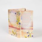 Ein dreiteiliges Faltblatt mit Text über eine Autorin und ihre Bücher. Blumiges, pastellfarbenes Design mit Naturmotiven.