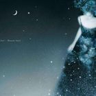 "Mich suchen – Massen heim". Eine mystische Figur in einem sternenübersäten Kleid, Mond und Sterne im Hintergrund.
