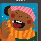 Text oben: "ZULA". Darunter ein Kind in Winterkleidung mit gestreifter Mütze und Schal, das lachend eine Schneeflocke fängt.