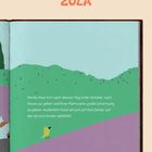 "ZULA" in orangeroter Schrift oben. Text über Pendo und Mama. Illustration: grüner Hügel, kleiner gelber Vogel. Seite 23.