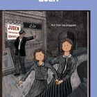 „JUDEN SIND HIER NICHT ERWÜNSCHT“, „Eis“ und „But then we stopped.“ Zwei Frauen gehen an einem Geschäft vorbei.