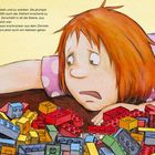 Text: "Da beginnt Klara zu wackeln und zu wanken. Sie plumpst..."  
Illustration: Ein Kind blickt erschrocken auf verstreute Bauklötze.