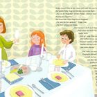 Text über ein Haggada-Buch beim Tisch, Dialog zwischen Nadja und Elias, festlich gedeckter Tisch für Pessach.