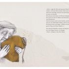Text: Dialog und Erinnerungen eines alten Mannes. Illustration: Ein alter Mann umarmt einen braunen Sack und wirkt nachdenklich.