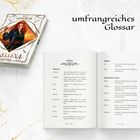 „Umfangreiches Glossar“ steht oben. Links liegt ein Buch mit einer Frau auf dem Cover. Rechts eine geöffnete Seite.