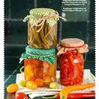 Texte: "Eingelegte Bärlauchstängel und Kirschtomaten im klaren Essigsud (Rezepte S. 32)" und "Eingelegte Chilischoten im roten Essigsud (Rezept S. 34)". Drei Gläser mit eingelegten Gemüsen, dekoriert mit Tuchabdeckungen.