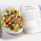"Gebratene Zucchini mit Dillfrischkäse & Kirschen". Rezepttext auf einer Seite, daneben ein Bild des Gerichts mit Zucchini und Kirschen.
