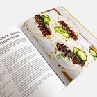 „Rote-Bete-Spieße in Pfannenbrot“. Links Rezepttext, rechts Speisebild: Fladen mit Spießen, Gurken, Kräutern.