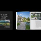 "The Art of Living Water" steht auf einem Buchcover. Offenes Buch zeigt Fotos von modernem Haus mit Wasserelementen.