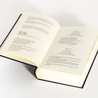 Rechte Seite: Erste Sure, Die Öffnende, Lob an Allah... Linke Seite: Impressum mit Verlagsangaben. Geöffnetes Buch auf weißem Hintergrund.