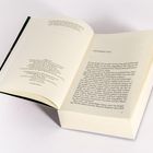 Ein aufgeschlagenes Buch zeigt den Textbeginn "November 2013" und die Zahl "5" auf der rechten Seite.