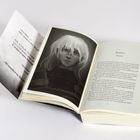 Links: "Du bist... Mir fehlen die Worte... Wunderschön." Rechts: Kapitel 3 "Emery" und ein Porträt einer Figur mit weißen Haaren.