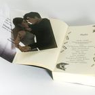 Links Textpassage, rechts eine Playlist und darüber eine Illustration eines Paares, umgeben von Patronenbildern.