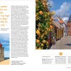 Zitat in geschwungener Schrift: „...Von irgendwo bringt dieser neue Wind, schwankend vom Tragen namenloser Dinge, über das Meer her was wir sind...“ Rainer Maria Rilke, Frühlingswind.

Links: Küstenlandschaft mit Leuchtturm. Rechts: Kopfsteinpflasterstraße in einer malerischen Stadt mit gelben Rosen und Fahrrädern.