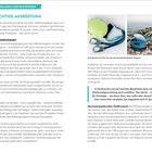 Seite mit Text über die richtige Klettersteigausrüstung, Bilder von Kletterhelm und Karabinern auf Felsen, Abschnitt betont Sicherheit.