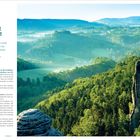 Schöner als gemalt. Zwischen Türmen und Tafelbergen. Landschaft mit grünen Wäldern, Felsen und sanften Hügeln im Sonnenlicht.