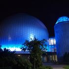 Text: "Sonnabend, 25. Sept. von 20:00". Große Kuppel und ein zylindrisches Gebäude, beide in blauem Licht beleuchtet.