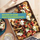 "Für Frühstück, Snacks, Hauptmahlzeiten & Desserts." Tacos mit Zwiebeln und Kräutern, guacamole und Sahne auf einem Teller.
